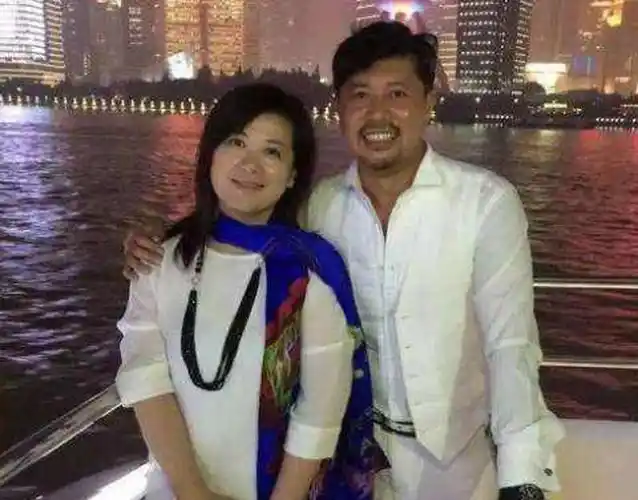 她是原配妻子,当红时改名字,低落时嫁爱情,今53岁胖得认不出