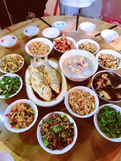 中午妈妈做了一桌子家常小菜,幸福感十足