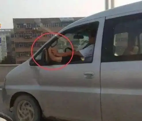 这开车姿势!你给几分?