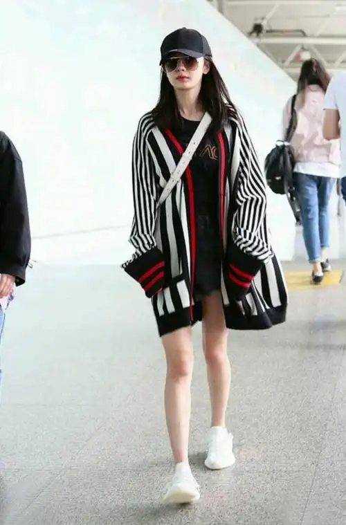杨幂身穿拼色开衫外套十分唯美有未来感,下身牛仔磨边短裤配白色运动
