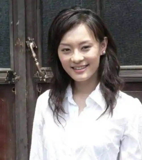 在出道之初,孙俪也是留着长发造型,虽然说不上难看,但少了一些辨识度