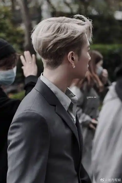 王嘉尔乌云灰渐变西装