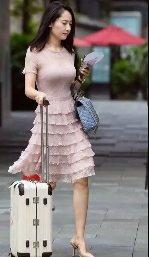 秋来广州美女街拍时尚穿搭,"越秀"越时尚越发的美丽,多姿多彩_黑色