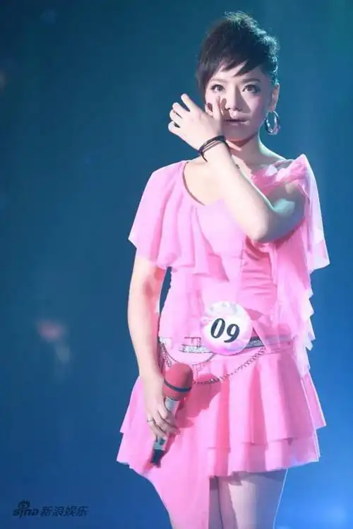 江映蓉为妈妈献歌落泪新浪娱乐讯 8月14日晚,2009快乐女声6进5的比赛