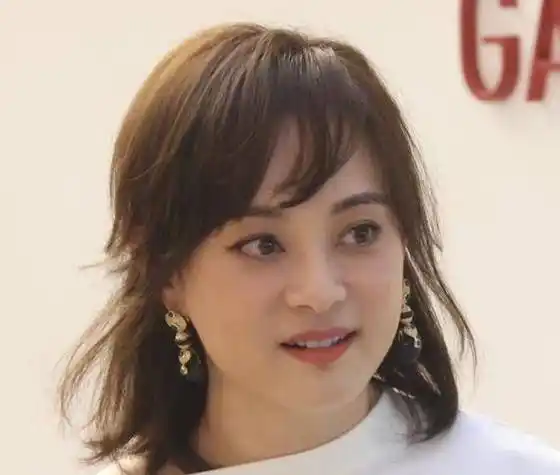 孙俪长发造型惊艳亮相线下活动,温柔气质引热议_媒体_魅力_在未来