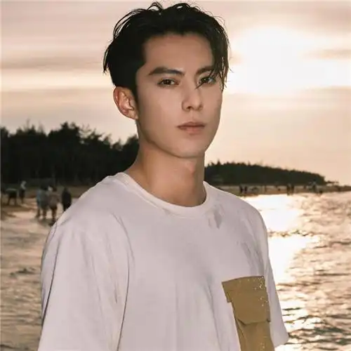 王鹤棣帅气头像图片合集_明星头像_头像屋