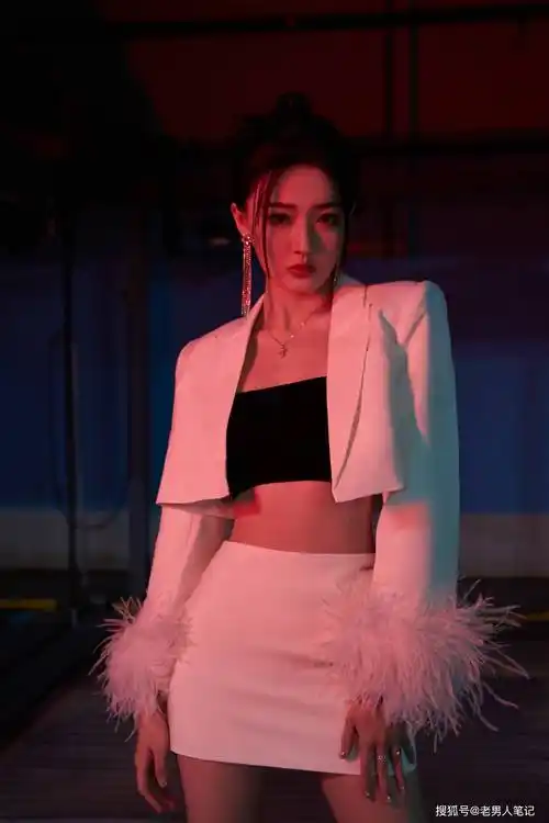 徐璐真有超模气质,白裙西装光影大片,大长腿又美又飒_白色_时尚_身材