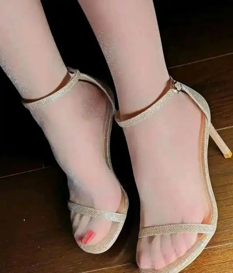 新入手一双凉鞋在穿上丝袜,不知道效果怎么样!#元味玲玲