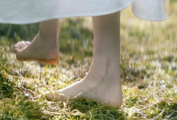 52岁王菲光脚拍内衣广告平躺在沙发上突破尺度身材被赞凹凸有致