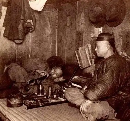 实拍清朝吸食鸦片现场男的骨瘦如柴女的媚态毕露