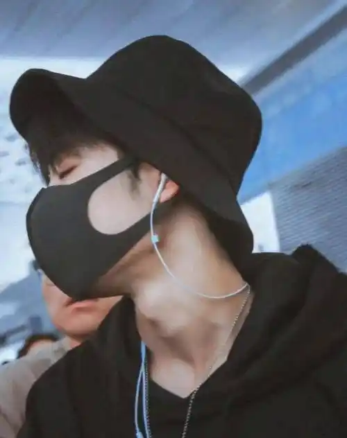 肖战的喉结合集:上下滚动的喉结会说话,简直荷尔蒙爆棚_高挺_鼻梁