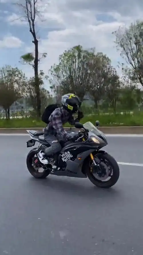 遇见一个帅气的机车骑士,趴下的姿势真帅,充满王者气息!