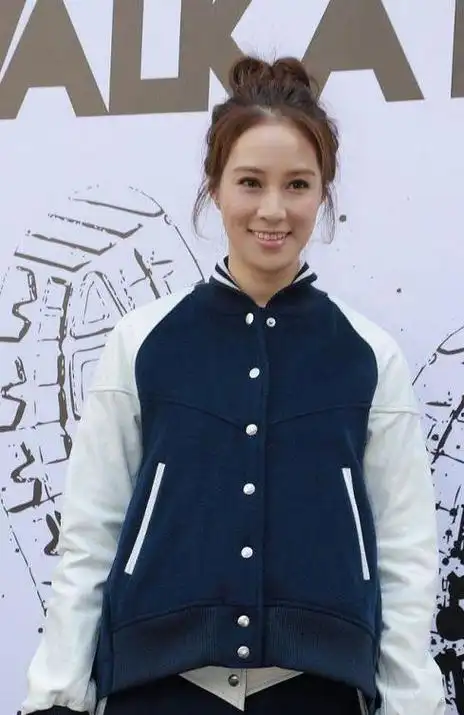 徐子淇瘦了气质大变穿棒球服配丸子头活力似少女贵妇范全无