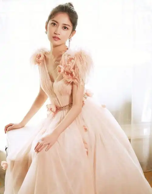 陈钰琪穿流苏网纱礼服裙甜美温柔有女人味