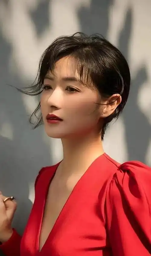 "不婚主义"万茜:这辈子最正确的决定,就是35岁高龄为小丈夫生孩子