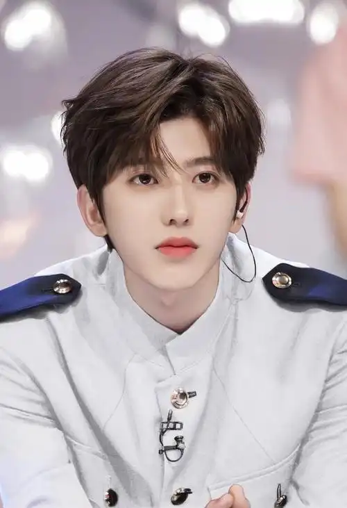 大家对蔡徐坤这个名字应该不陌生,他是一个备受争议的年轻艺人.