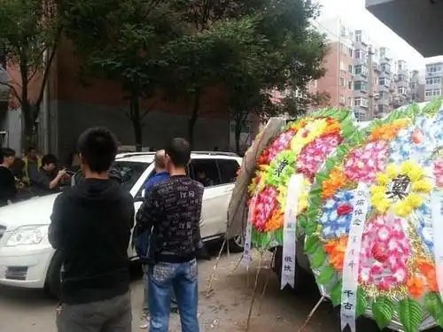 这是一个杀人犯被执行死刑后的出殡现场,是不是很.