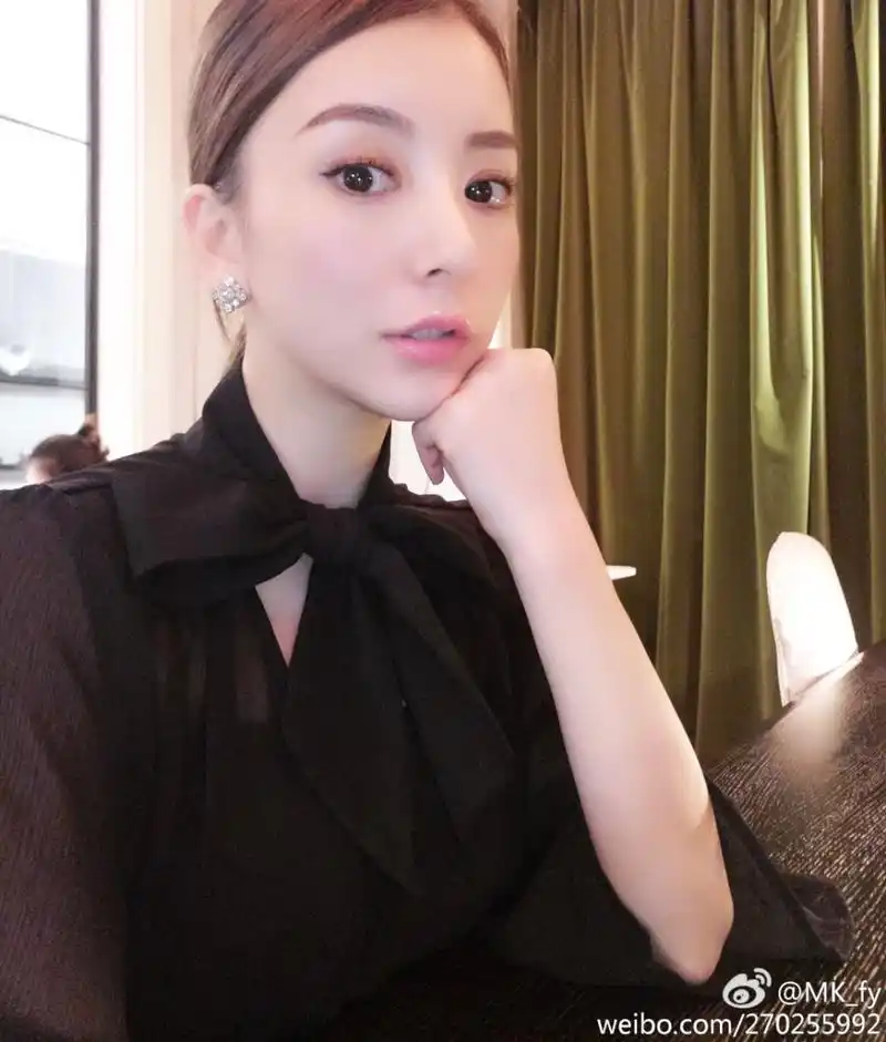 组图:天王嫂方媛秀香肩美腿 春意盎然仙气足_高清图集_新浪网