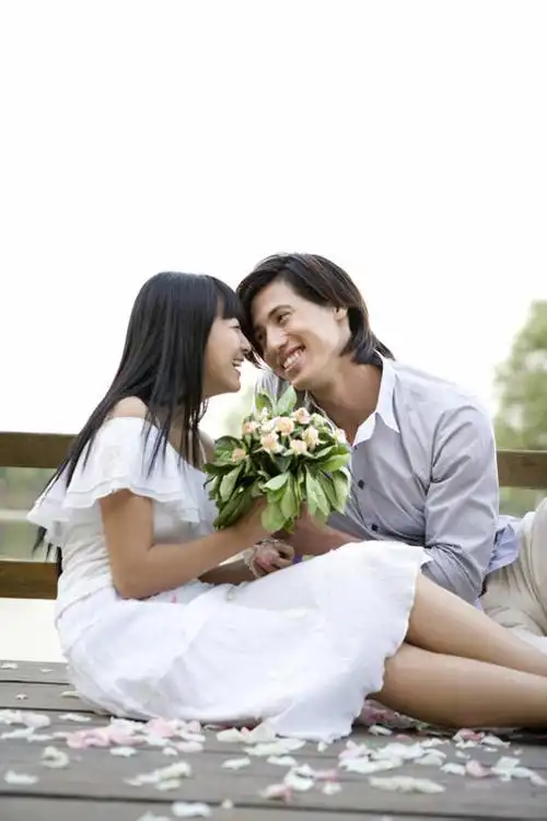 湖边浪漫的情侣