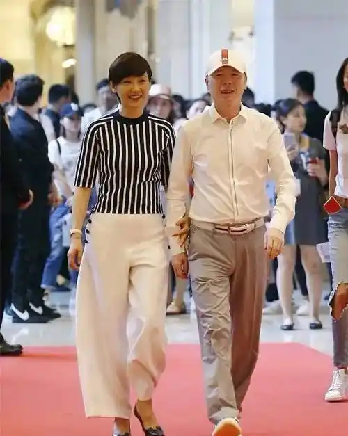 51岁陈小艺胖成老年人,跟51岁徐帆比,颜值气质都差了一大截_年龄_造型