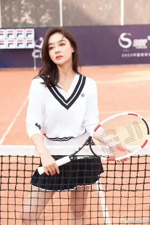袁姗姗网球场真甜酷风#袁姗姗的马甲线好有魅力,她的气质已经把甜酷