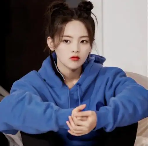 杨超越暗黑玫瑰造型超惊艳宛如小魔女摄人心魄