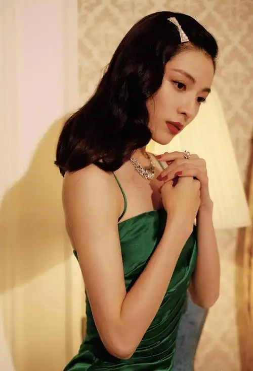 "时尚女魔头"钟楚曦,私服大胆又前卫,简直是行走的穿搭教科书