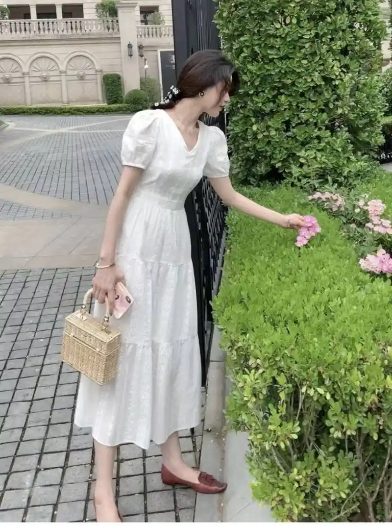 白色连衣裙配什么鞋子好看 白色连衣裙怎么搭配好看_look_厚底_裙子