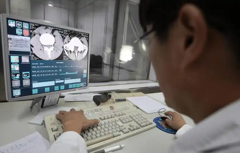 一听要手术,脸上充满了愁容——神经外科医生巧除室管膜瘤