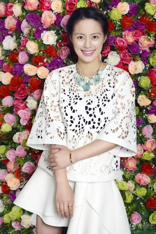 王力可化身花仙子尽显炫丽唯美时尚写真