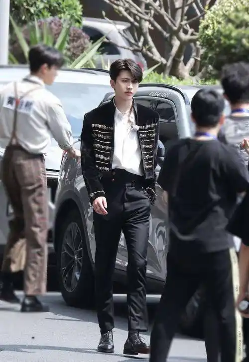 有人偶像包袱太重,有人只顾挣钱,看着太尴尬_邓超_流量_蔡徐坤