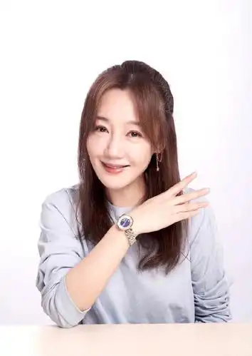 胡歌前女友薛佳凝变化大,网纱裙穿不出少女感,肌肤松弛老态明显