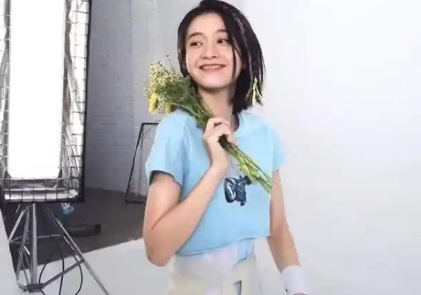 原创张雪迎现身片场运动鞋暴露真实身高这下没人说她柯基腿了