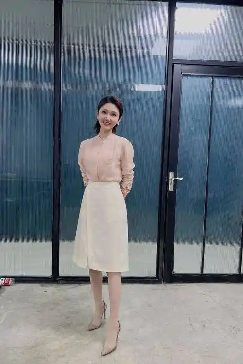 这个新生代女主持太美了_龙洋_气质_交流