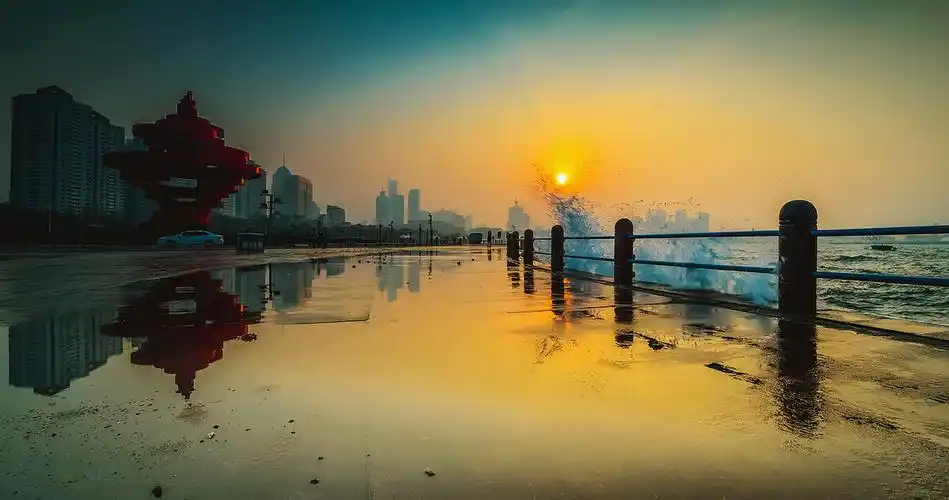 本片摄于青岛日出中的五四广场