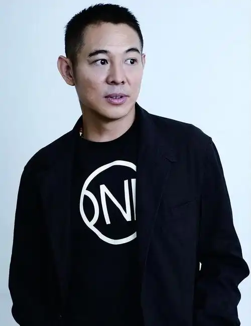 61岁李连杰近照曝光满脸皱纹显老态昔日巨星面容大变