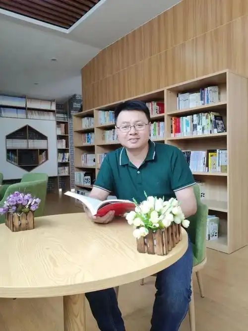 先锋园丁全心育人才杏坛勇逐梦黄志诚老师