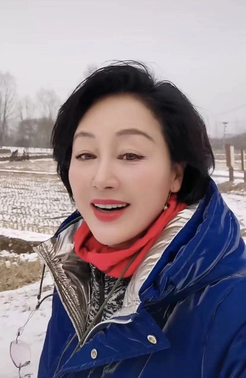 59岁王姬不顾疫情出游装扮青春靓丽未戴口罩偌大景区只有4人