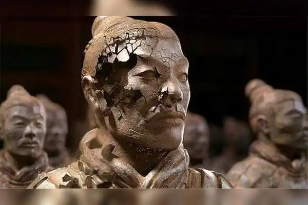 兵马俑是真人做的吗一尊裂开的兵马俑揭示了千古谜题