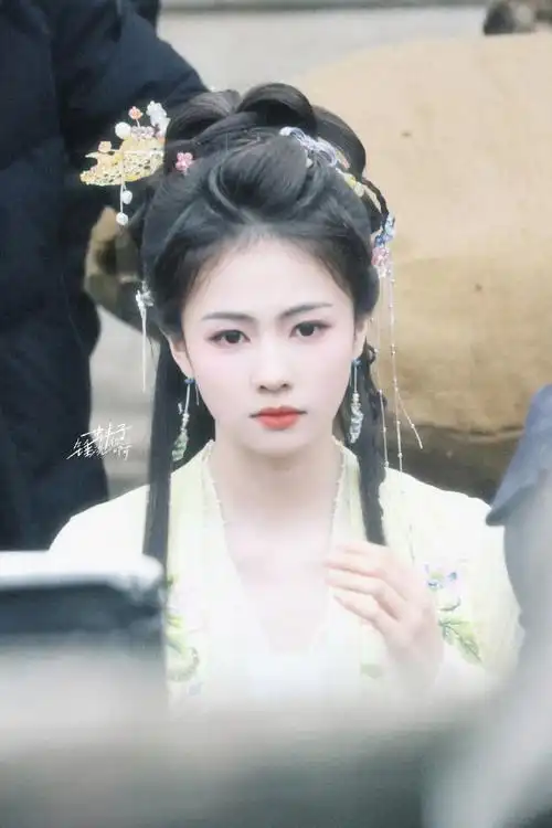 李一桐白鹿撞造型