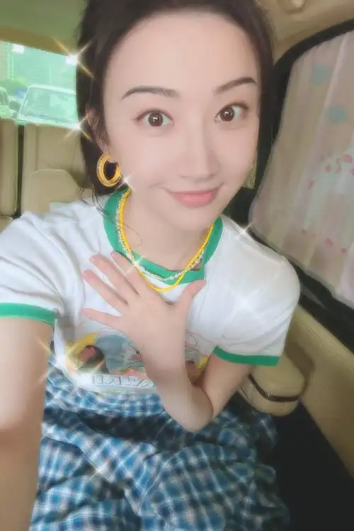 请签收～" 照片中,景甜穿白色印花t恤,对镜比v清新可爱.