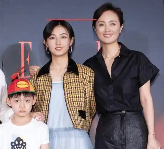 张子枫现身成都,皮肤白嫩侧颜超美,同框168女演员,身高真相了_妹妹