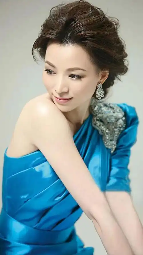 董卿受丈夫牵连,出镜憔悴身材五五分,不到50岁就断崖式衰老