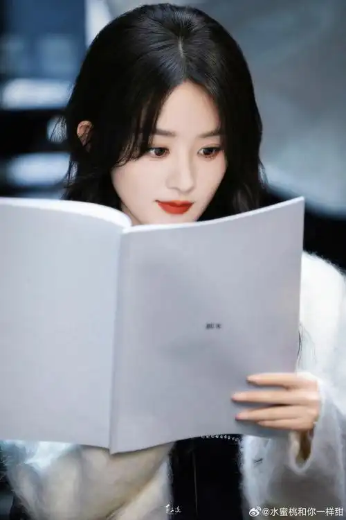 赵丽颖看剧本照##赵丽颖周一美照##在看剧本的赵丽颖