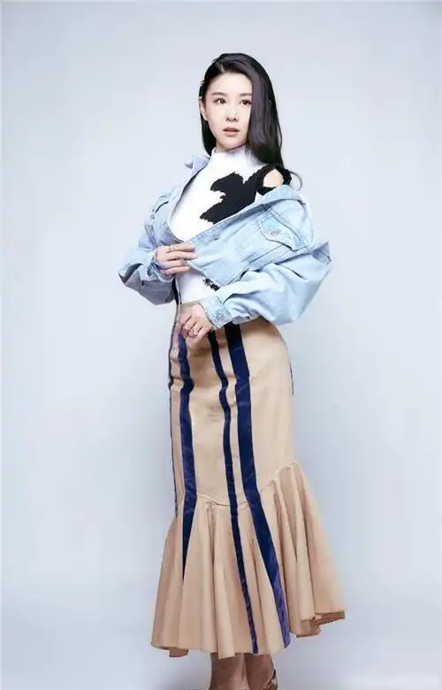 李小萌衣品真好穿波点连体裤减龄似学生露出直角肩真撩人