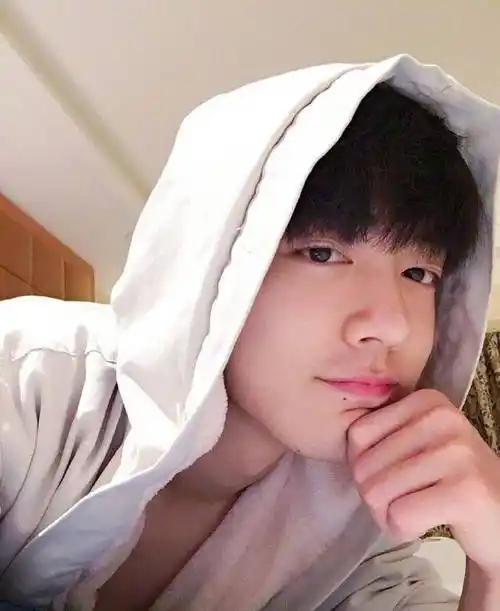 肖战素颜生活照,粉丝看后惊呼认不出!_颜杀_气质_头发