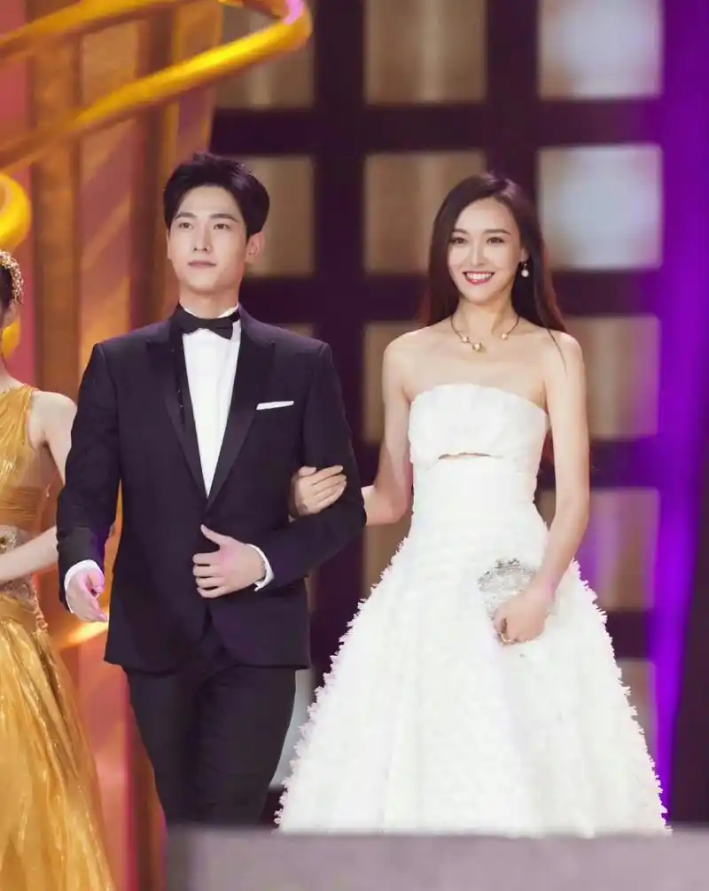 杨洋的身高真的是个迷,和穿着高跟鞋唐嫣同框都比唐嫣高[并不简单]