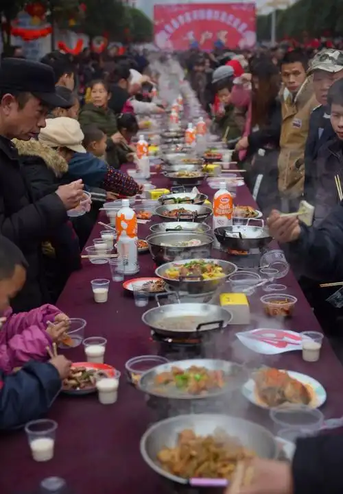 我保证那么多人一起吃饭过年你绝对没见到过