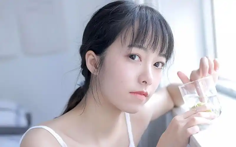 清凉吊带美白少女图片壁纸(3/10)