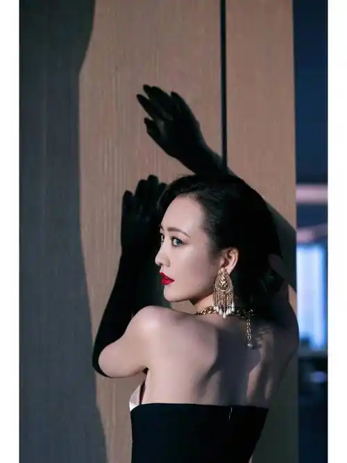 41岁王鸥当妈后豁出去!内衣外穿一点不害羞,这气场一般人比不上